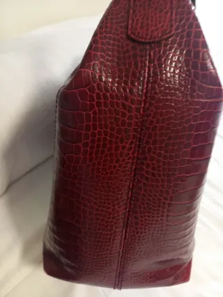 Bolso de mano y brazo rojo/granate