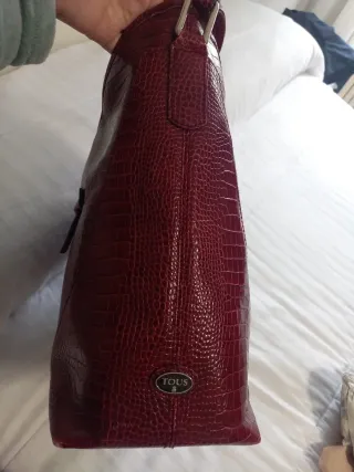 Bolso de mano y brazo rojo/granate