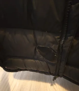 Chaqueta Columbia Hombre Negra. Con un parche