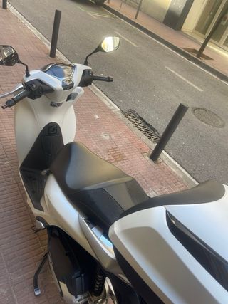 Honda SH 125i 2024 Blanca Smart Top Box