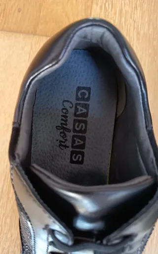 Zapatillas negras decoradas Usada una vez