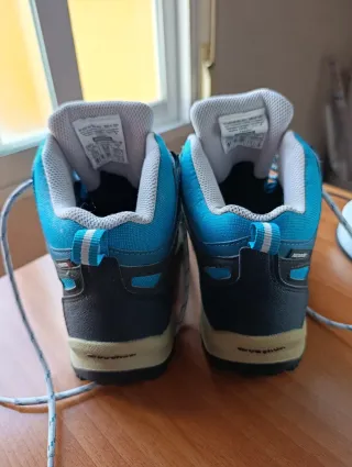 Botas de montaña Quechua azul y negro