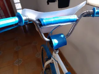 Porta números BMX azul, rojo y amarillo