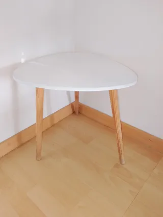 Mesa auxiliar triangular restaurada
