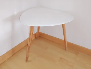 Mesa auxiliar triangular restaurada