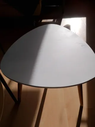 Mesa auxiliar triangular restaurada