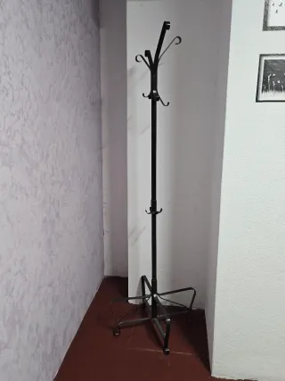 Perchero de pie metálico negro