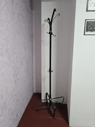 Perchero de pie metálico negro