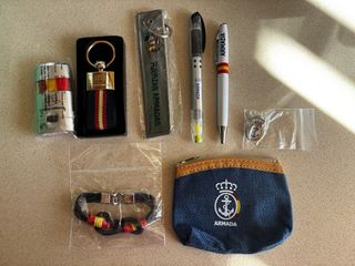 Llavero, mechero, bolígrafos y monedero Armada