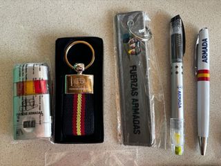 Llavero, mechero, bolígrafos y monedero Armada