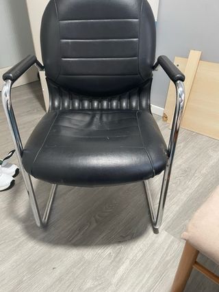 Silla de oficina negra 2 cada una 10€
