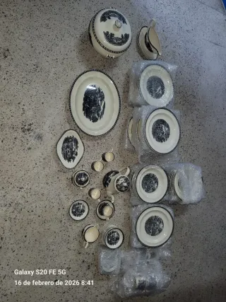 Vajilla antigua con diseño de paisaje