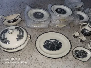 Vajilla antigua con diseño de paisaje