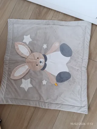 Alfombra de juego para bebé con diseño de conejo