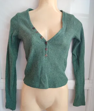 Camiseta verde de manga larga con botones