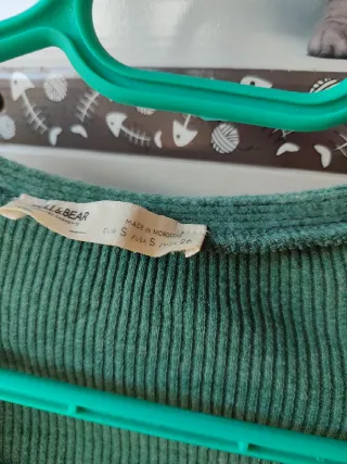 Camiseta verde de manga larga con botones