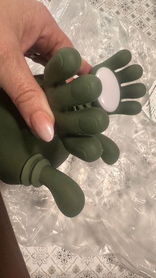 Masajeador eléctrico verde sin usar