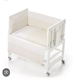 Minicuna blanca con ruedas
