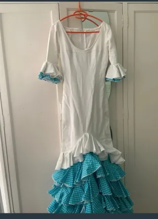 Traje de flamenca blanco y turquesa