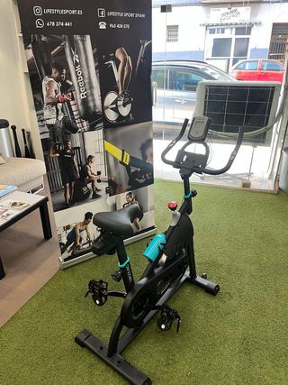 Bicicleta Cecotec Teseo 10000 de exposicion