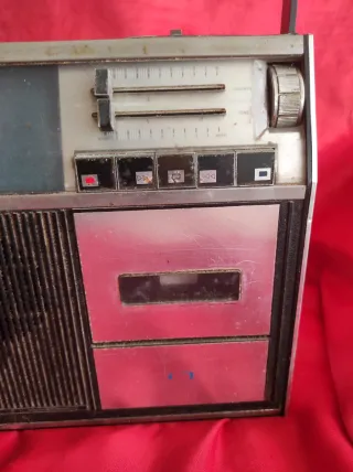 Radio y Casete Antigua Plata y Negro