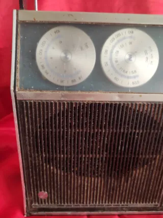 Radio y Casete Antigua Plata y Negro