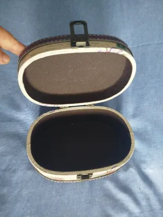 Joyero ovalado con flores y pájaro