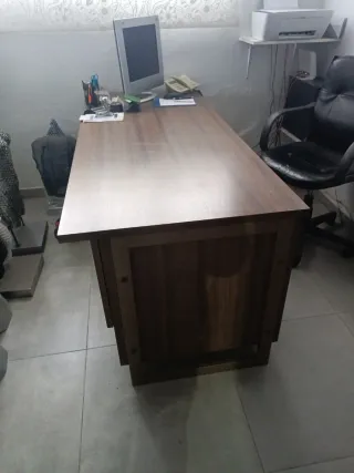 Tavolo da ufficio in legno con 2 cassetti