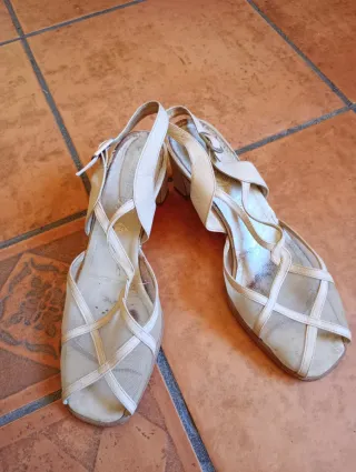 Zapatos de tacón beige mujer
