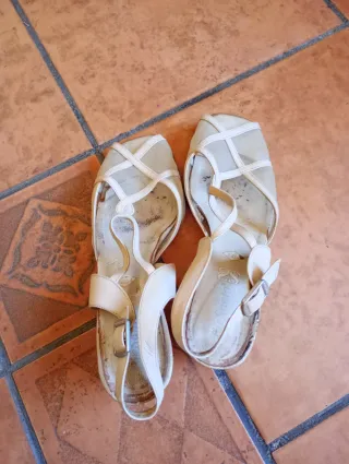 Zapatos de tacón beige mujer