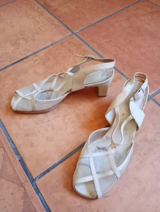 Zapatos de tacón beige mujer