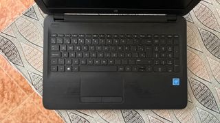 Ordenador portátil HP gris oscuro