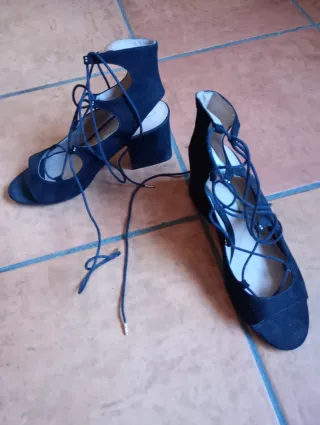 Zapatos de tacón negros con cordones
