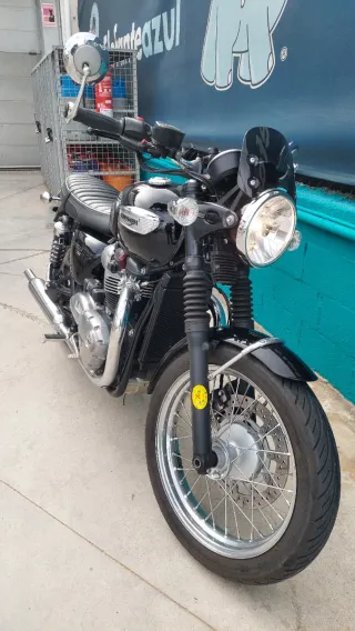 Triumph Bonneville T100 con extras