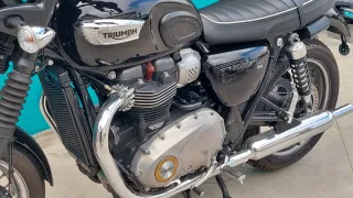 Triumph Bonneville T100 con extras