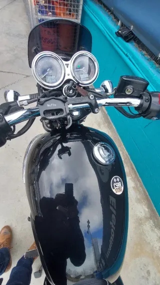 Triumph Bonneville T100 con extras