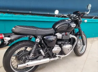 Triumph Bonneville T100 con extras