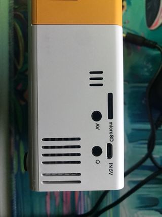 Mini proiettore giallo e bianco