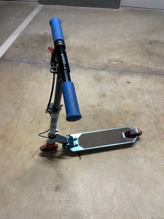 Patinete Oxelo Azul, con freno y plegable.