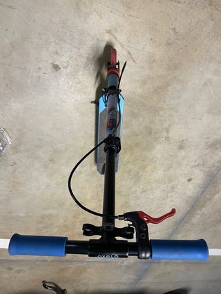 Patinete Oxelo Azul, con freno y plegable.