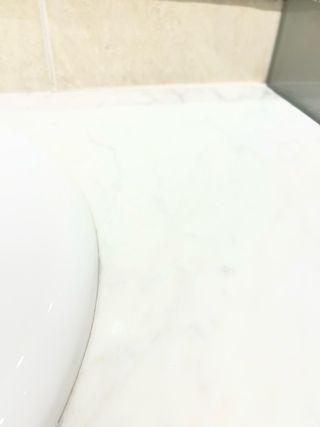 Mueble de baño con lavabo de mármol