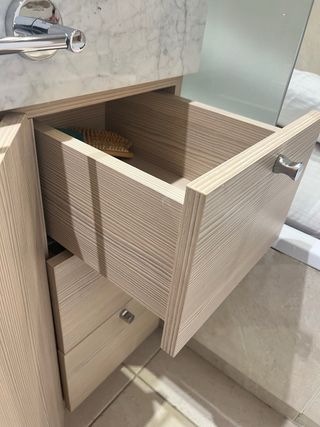 Mueble de baño con lavabo de mármol