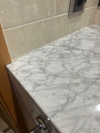 Mueble de baño con lavabo de mármol