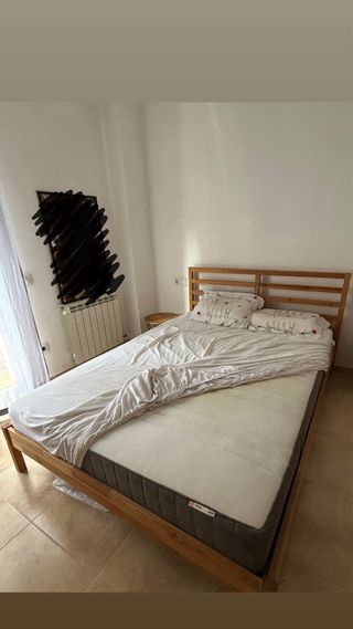 Cama de madera y colchón