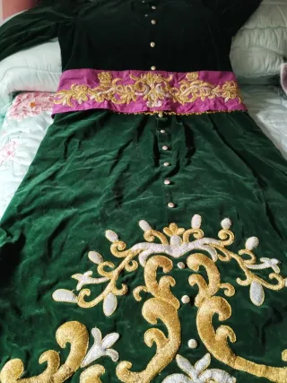 Túnica y capa verde bordada