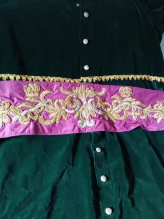Túnica y capa verde bordada