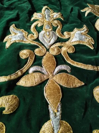 Túnica y capa verde bordada