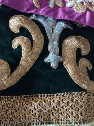 Túnica y capa verde bordada