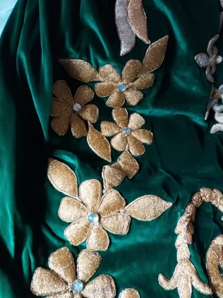 Túnica y capa verde bordada