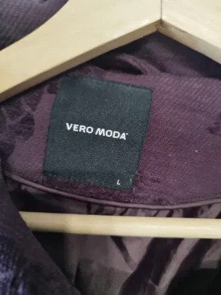 Abrigo Vero Moda morado floral terciopelo talla L.